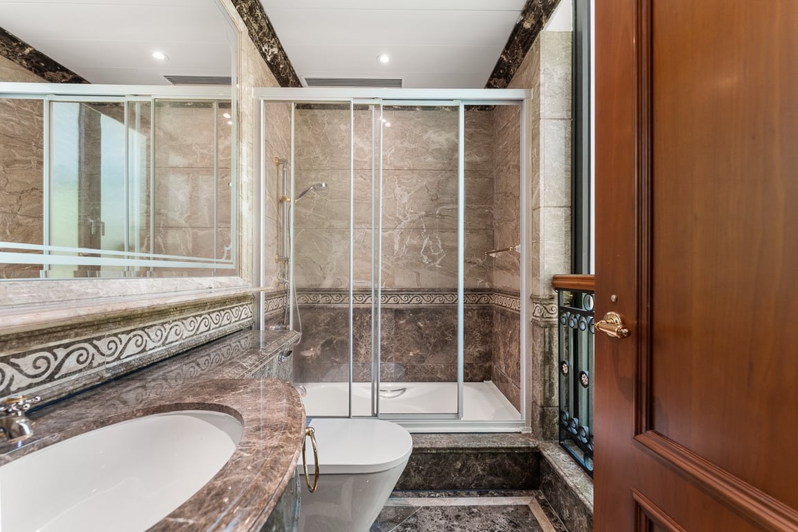 https://img.propertyraptor.com/cdn-cgi/imagedelivery/KD5bF_AFL0JDTbKLWF7z9g/ap8/ap8_001/hornet/prp/img/fbcaa467deb3f1c1b36c5f1f580e42b0-wtm.jpg/public