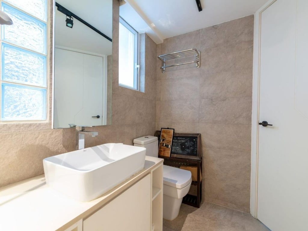 https://img.propertyraptor.com/cdn-cgi/imagedelivery/KD5bF_AFL0JDTbKLWF7z9g/ap8/ap8_001/hornet/prp/img/fcd6f7a11a1d70c6abab18dfd8e7d732.jpg/public