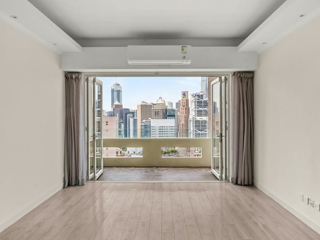 https://img.propertyraptor.com/cdn-cgi/imagedelivery/KD5bF_AFL0JDTbKLWF7z9g/ap8/ap8_001/hornet/prp/img/fce982afe3795f1e66d2cc4f53dc939f.jpg/public