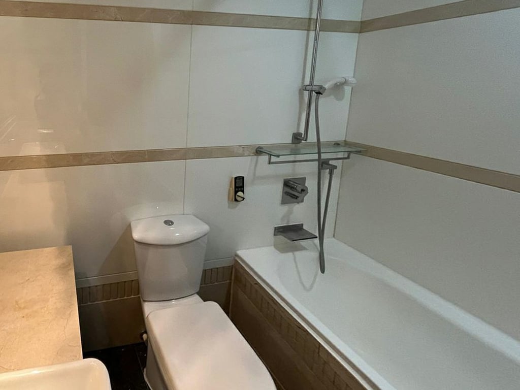 https://img.propertyraptor.com/cdn-cgi/imagedelivery/KD5bF_AFL0JDTbKLWF7z9g/ap8/ap8_001/hornet/prp/img/fd2b115ec6bc6d4e938365f12024bf1a.jpg/public