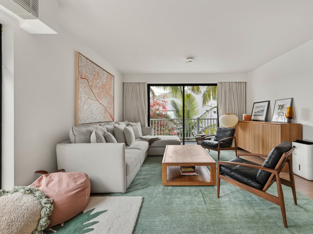 https://img.propertyraptor.com/cdn-cgi/imagedelivery/KD5bF_AFL0JDTbKLWF7z9g/ap8/ap8_001/hornet/prp/img/fd3652350bb1326e7a8b9e2fa56b17d1.jpg/public