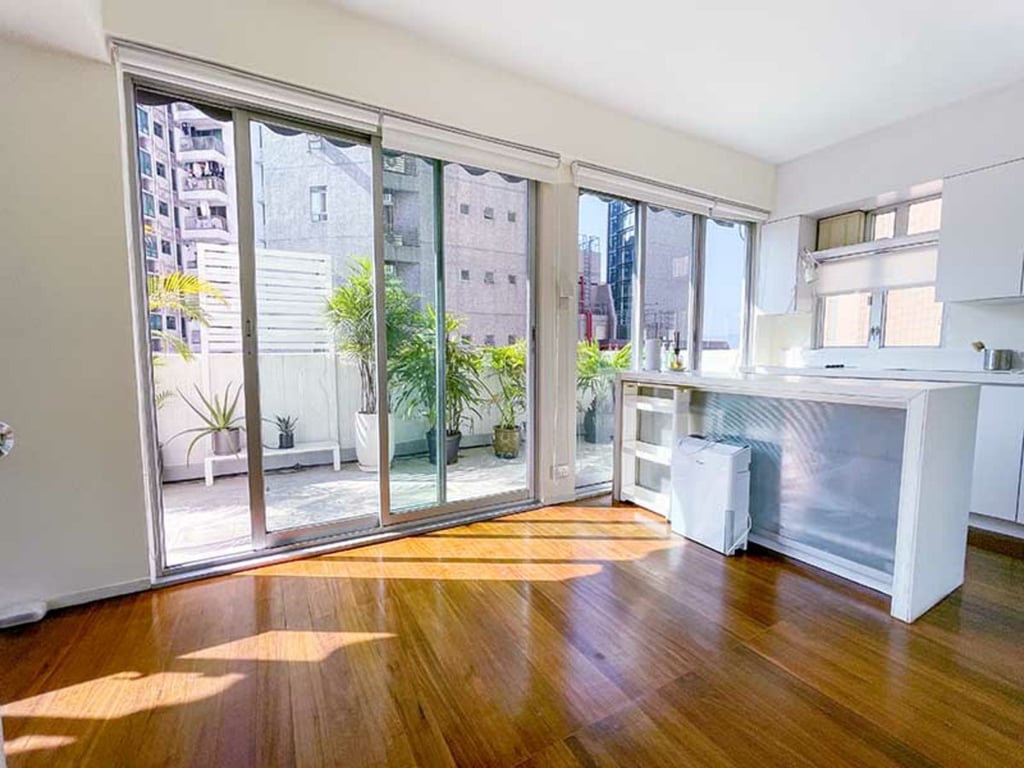 https://img.propertyraptor.com/cdn-cgi/imagedelivery/KD5bF_AFL0JDTbKLWF7z9g/ap8/ap8_001/hornet/prp/img/fd54d83608f065a6393d39ec5e70e5ad.jpg/public