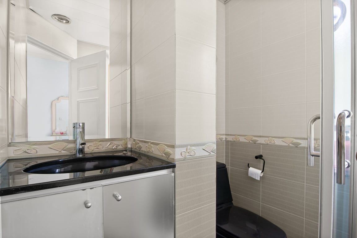 https://img.propertyraptor.com/cdn-cgi/imagedelivery/KD5bF_AFL0JDTbKLWF7z9g/ap8/ap8_001/hornet/prp/img/fe1ca48ed7b6eede8611df052cc7c864-wtm.jpg/public