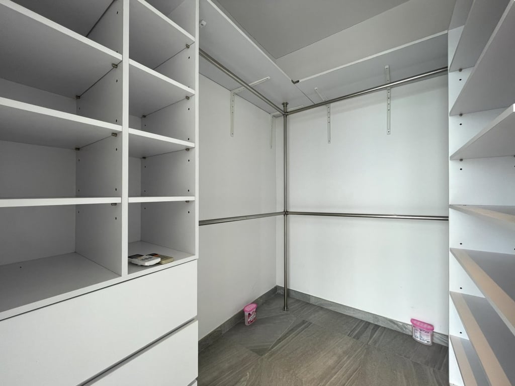 https://img.propertyraptor.com/cdn-cgi/imagedelivery/KD5bF_AFL0JDTbKLWF7z9g/ap8/ap8_001/hornet/prp/img/fe5c408904f3fb53cbd1d0f293111559.jpg/public