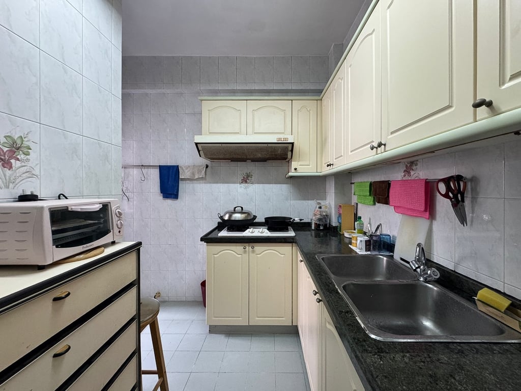 https://img.propertyraptor.com/cdn-cgi/imagedelivery/KD5bF_AFL0JDTbKLWF7z9g/ap8/ap8_001/hornet/prp/img/fea8a4536d67d1f818168c185660e16a-wtm.jpg/public