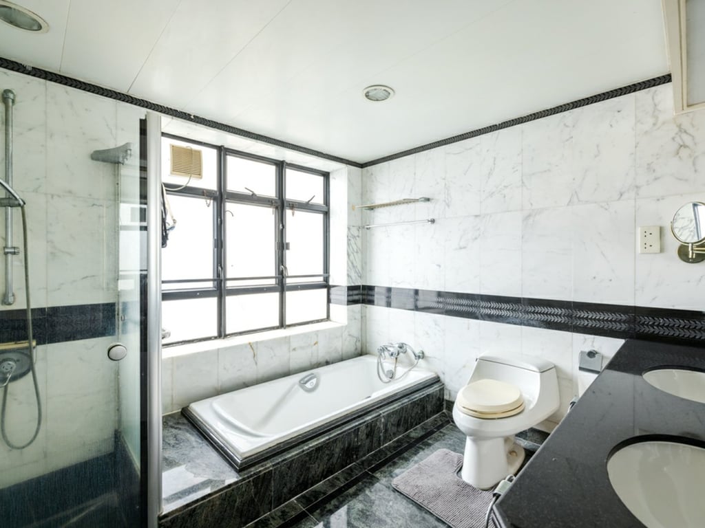 https://img.propertyraptor.com/cdn-cgi/imagedelivery/KD5bF_AFL0JDTbKLWF7z9g/ap8/ap8_001/hornet/prp/img/fece497f7e4a066628928fd9f8dda4f8.jpg/public