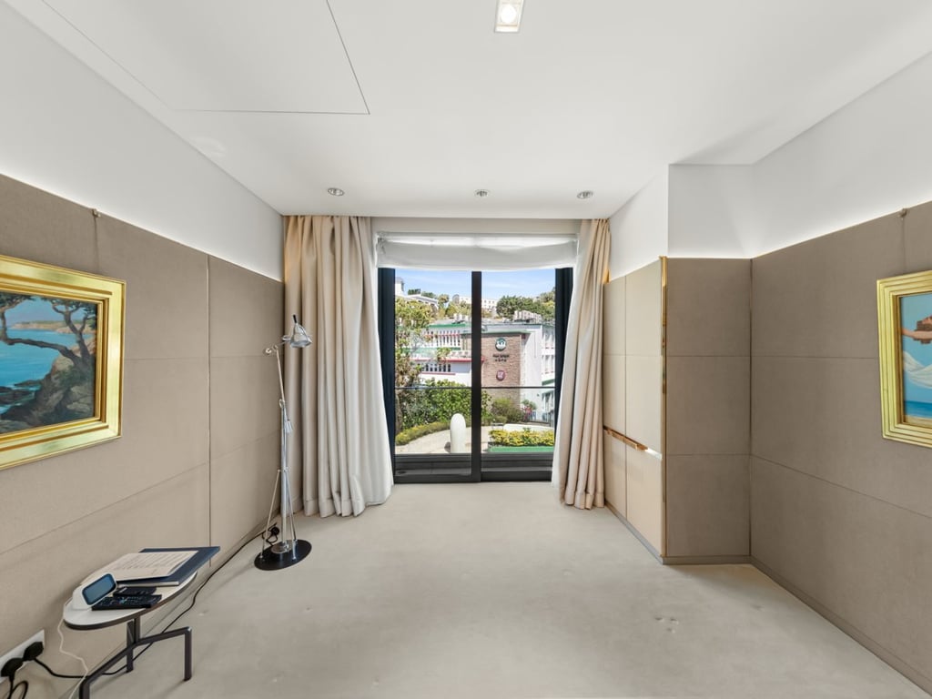 https://img.propertyraptor.com/cdn-cgi/imagedelivery/KD5bF_AFL0JDTbKLWF7z9g/ap8/ap8_001/hornet/prp/img/fed6d8e96d93425908f4b4a92139a9d7.jpg/public