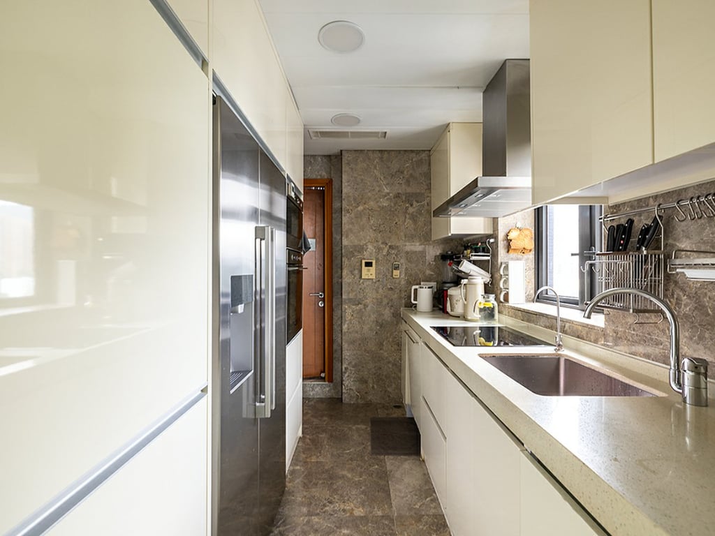 https://img.propertyraptor.com/cdn-cgi/imagedelivery/KD5bF_AFL0JDTbKLWF7z9g/ap8/ap8_001/hornet/prp/img/fed84b9ca17e406b3750a8cd866bc80b.jpg/public