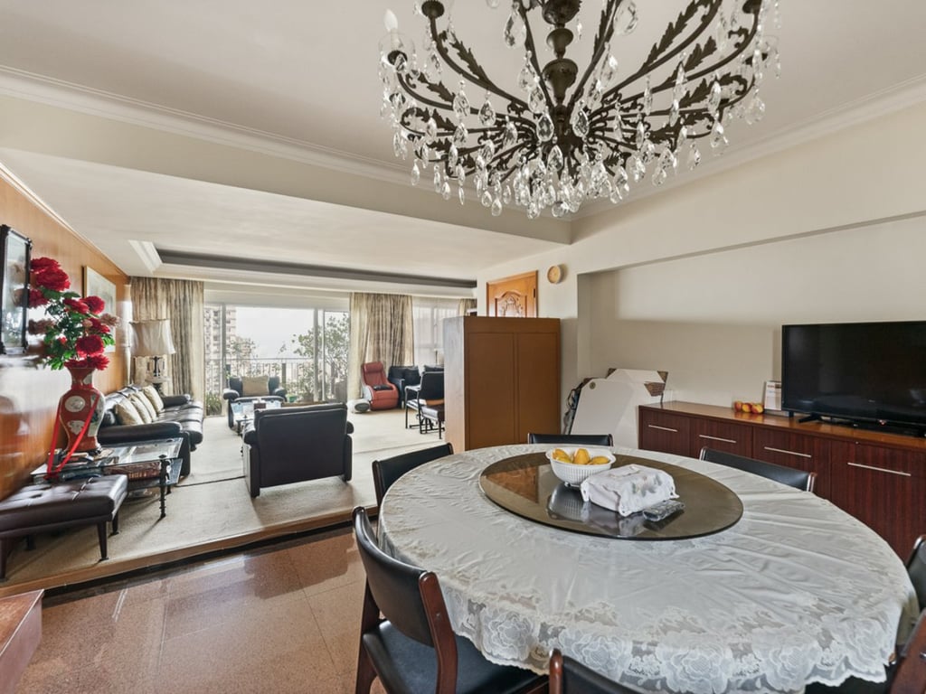 https://img.propertyraptor.com/cdn-cgi/imagedelivery/KD5bF_AFL0JDTbKLWF7z9g/ap8/ap8_001/hornet/prp/img/feee4f25b2b1ca785fed39d8a52fc74b.jpg/public