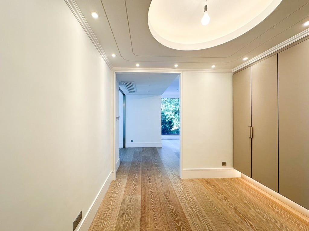 https://img.propertyraptor.com/cdn-cgi/imagedelivery/KD5bF_AFL0JDTbKLWF7z9g/ap8/ap8_001/hornet/prp/img/ff17ac9f779d6549c1a863ef8420172a.jpg/public