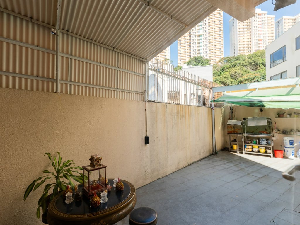 https://img.propertyraptor.com/cdn-cgi/imagedelivery/KD5bF_AFL0JDTbKLWF7z9g/ap8/ap8_001/hornet/prp/img/ff63bf29af764c4730aa119776c2f1f4.jpg/public