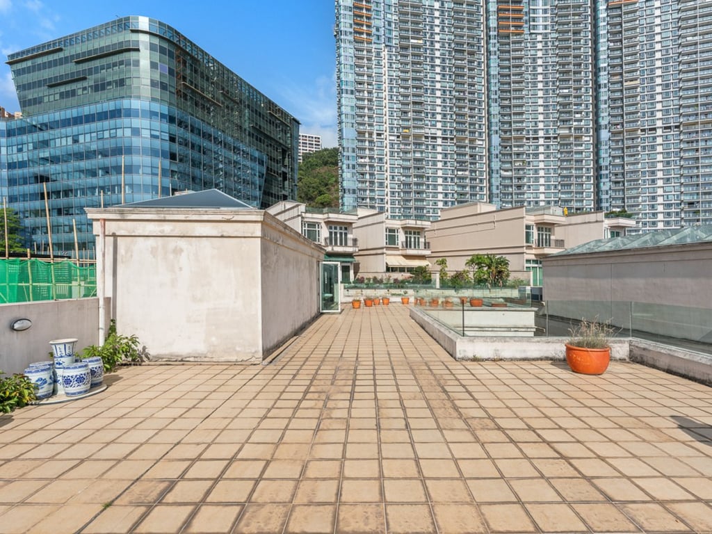 https://img.propertyraptor.com/cdn-cgi/imagedelivery/KD5bF_AFL0JDTbKLWF7z9g/ap8/ap8_001/hornet/prp/img/ffa09d2f5b1bc1c1ec111730ede640c8.jpg/public
