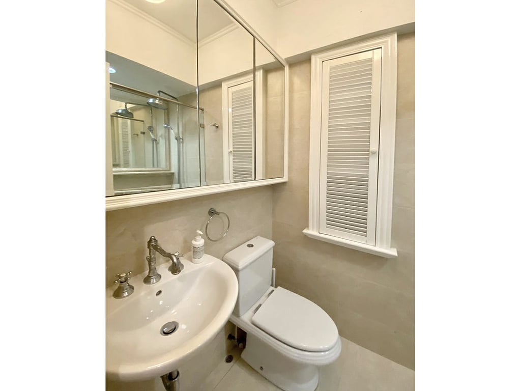 https://img.propertyraptor.com/cdn-cgi/imagedelivery/KD5bF_AFL0JDTbKLWF7z9g/ap8/ap8_001/hornet/prp/img/ffec99d181ac42fd8673fda3b4feb368.jpg/public